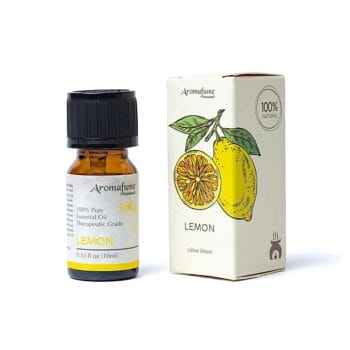 Малка бутилка Aromafume Naturals Етерично масло от Лимон е поставена до кутията, която включва илюстрация на лимон и нарязана половинка лимон.