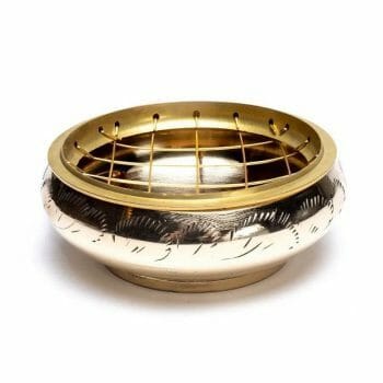 A Taмянnik (kandilo) from mesing ashtray on a white surface.