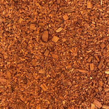 Изображение отблизо на купчина сандалово дърво чипс.