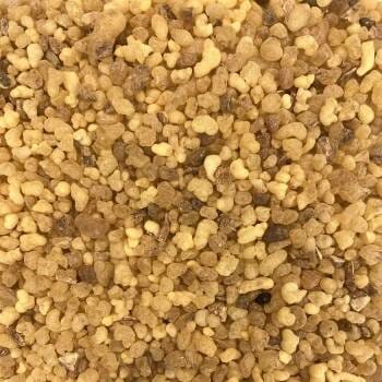 Близък план на купчина Тамян литургични гранули.