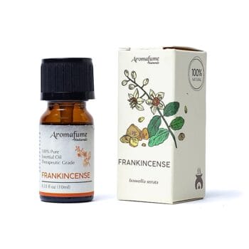 Бутилка и кутия Aromafume Naturals Етерично масло от Тамян. Кутията включва ботаническо произведение на изкуството и показва, че маслото е 100% натурално и с терапевтичен клас. Бутилката е 10 мл (0,33 течни унции).