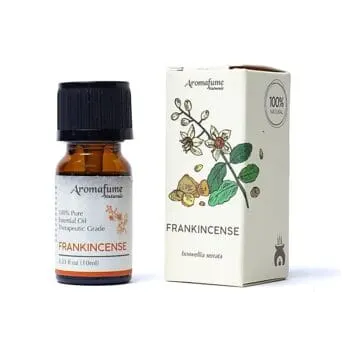 Бутилка и кутия Aromafume Naturals Етерично масло от Тамян. Кутията включва ботаническо произведение на изкуството и показва, че маслото е 100% натурално и с терапевтичен клас. Бутилката е 10 мл (0,33 течни унции).