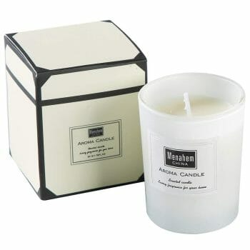 A Menahem Луксозна ароматна свещ от натурален соев восък - Бял цвят with a box in a front it.