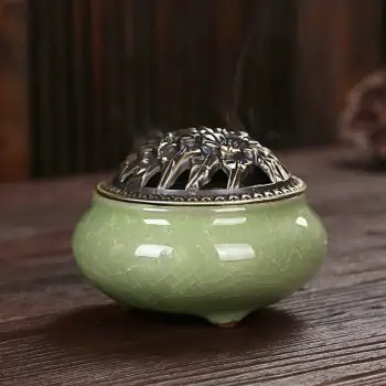 Тревистозелен тамянник (кандило) - 3в1 керамична кадилница върху дървена маса.