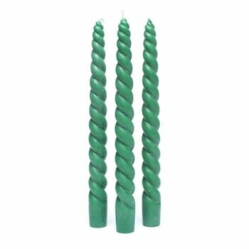 Три зелени вечерни свещи с широка форма на спирала върху бял фон.