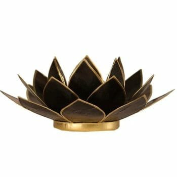 A Свещник Лотос - черно със златно shaped candle holder on a white background.