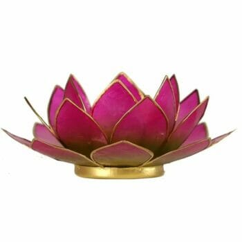A Свещник Лотос - цикламено със златно candle holder on a white background.
