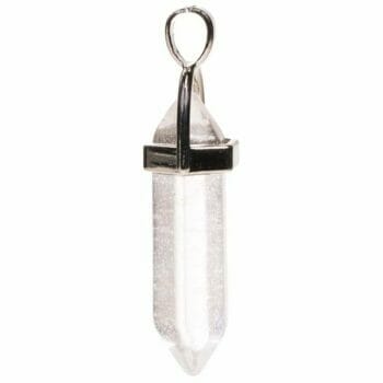 A Висулка за колие - Планински кристал pendant with a silver chain.