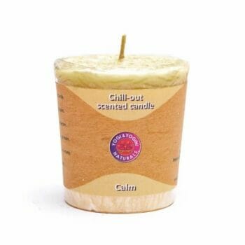 A candle with the product name Ароматизирана стеаринова свещ - Бяла салвия и Лимонова трева on it.