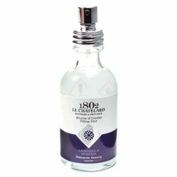 A bottle of Le Chatelard 1802 Успокояващ спрей за възглавница - Лавандула на бял фон.