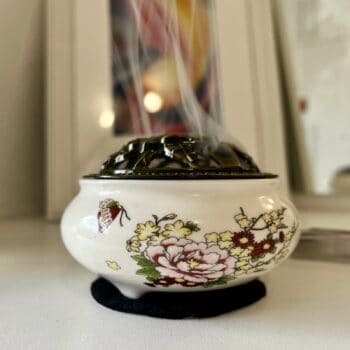 Тамянник (кандило) Пеперуди – 3в1 седнал на върха на маса.