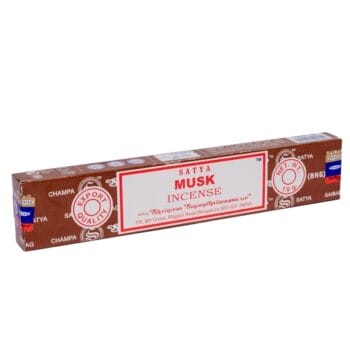 Кутия Ароматни пръчици Muskus incense с червено-бял етикет, показващ нетно тегло 15 грама и информация за производителя от Бенгалуру, Индия.