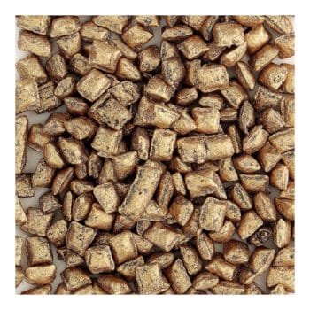 Купчина чипове Тамян Златен Атон върху бяла повърхност.