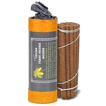 Опаковка Тибетски ароматни пръчици с поставка - Тамян на бял фон.