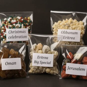 Комплектът 5 sences включва пет прозрачни торбички, всяка с различна смола или камък с етикети Christmas Celebration, Oman, Eritrea Big Special, Olibanum Eritrea и Jerusalem.