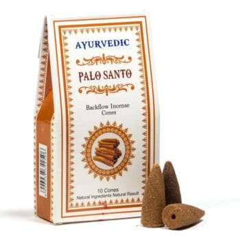 Кутия с аюрведични тамянни конуси Palo Santo с обратен поток с три конуса, поставени отпред. Съдържа 10 шишарки.