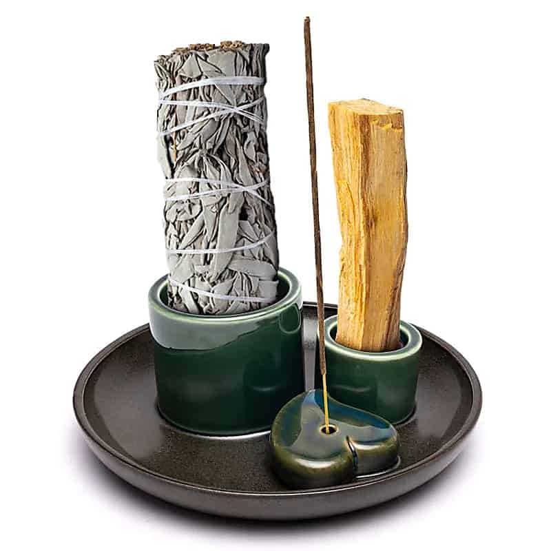 Керамична поставка за Пало Санто, Бяла салвия и ароматни пръчици държи бяла салвия, Пало Санто и горяща ароматна пръчица, подредени върху кръгла тава.