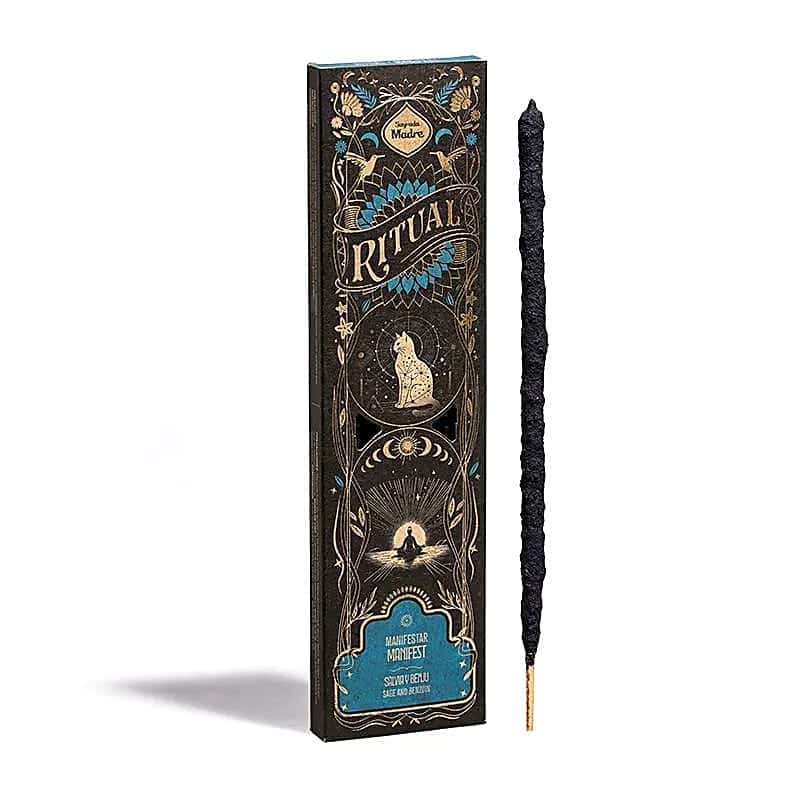 Кутийка на Sagrada Madre Ароматни пръчици - Манифестиране с украсен дизайн на котка и луна; до кутийката е поставена една дебела черна пръчица тамян.
