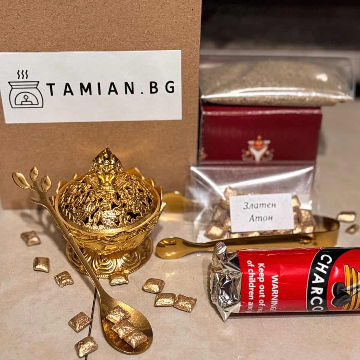 Комплектът Златна Вечер включва златна кадилница, златни кубчета, торбичка за билки, лъжица, въглен и опаковка TAMIAN.BG, изложени на равна повърхност.