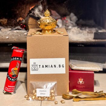 Комплектът Златна Вечер лежи върху кутия TAMIAN.BG, изобразяваща златна кадилница със златни самородни камъни, дървени въглища, тамян, лъжици и камина на заден план.