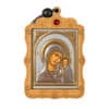Икона за окачване „Дева Мария с Младенеца“, с богато украсена дървена рамка с гравирани детайли, изобразяваща религиозен образ в сребро и злато на Дева Мария, държаща Младенеца Исус, и украсена с червен скъпоценен камък в горната част.