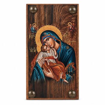 Религиозна икона, изобразяваща Дева Мария, която държи Младенеца Исус, нарисувана върху дървена плоскост със златни акценти и два малки ангела на заден план.